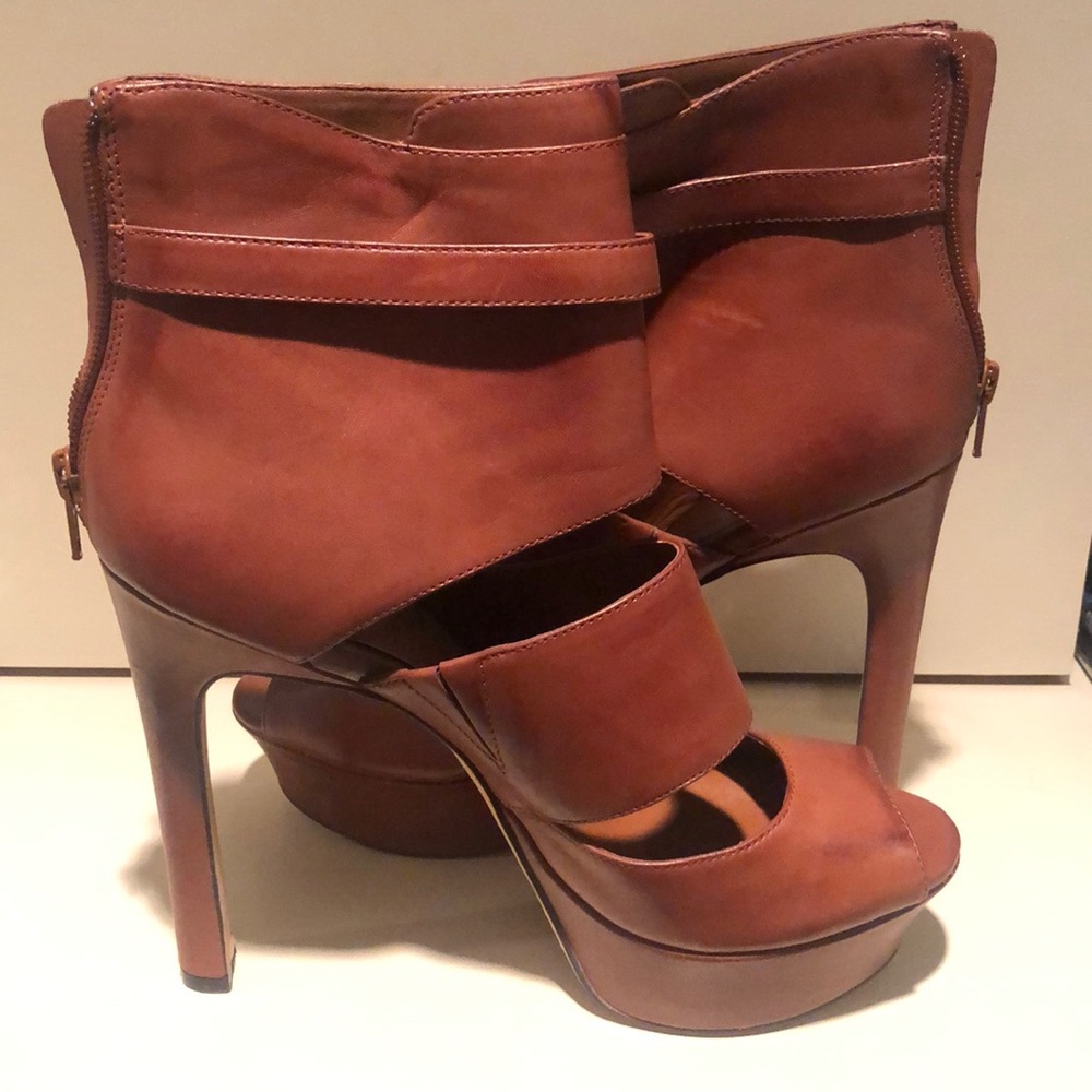 Size 8 Vince Camuto booties
